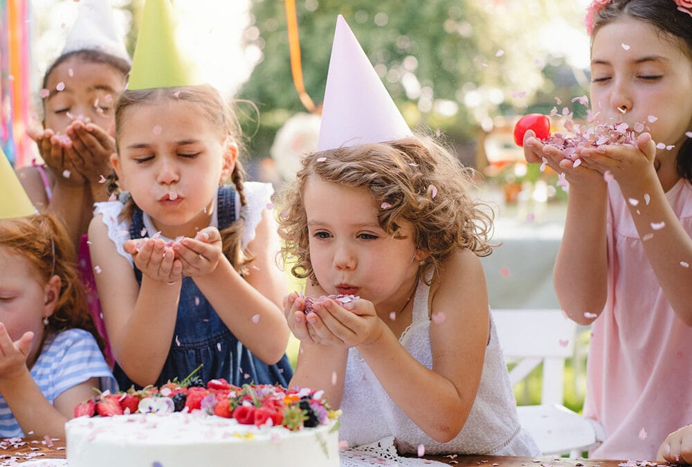 Kindergeburtstagspiele: 7 Sinneserfahrungen für Spaß und Abenteuer.