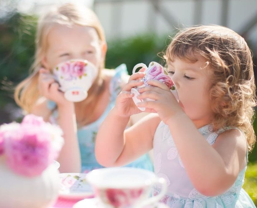 ITS-TEA-TIME-5-kreative-Ideen-fur-eine-zauberhafte-Teeparty-perfekt-fur-Madchengeburtstage.