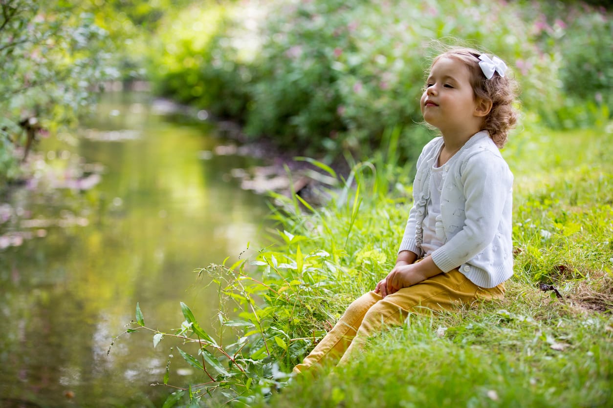 Cute girl in park Kreativitat-Kinder-Fordern