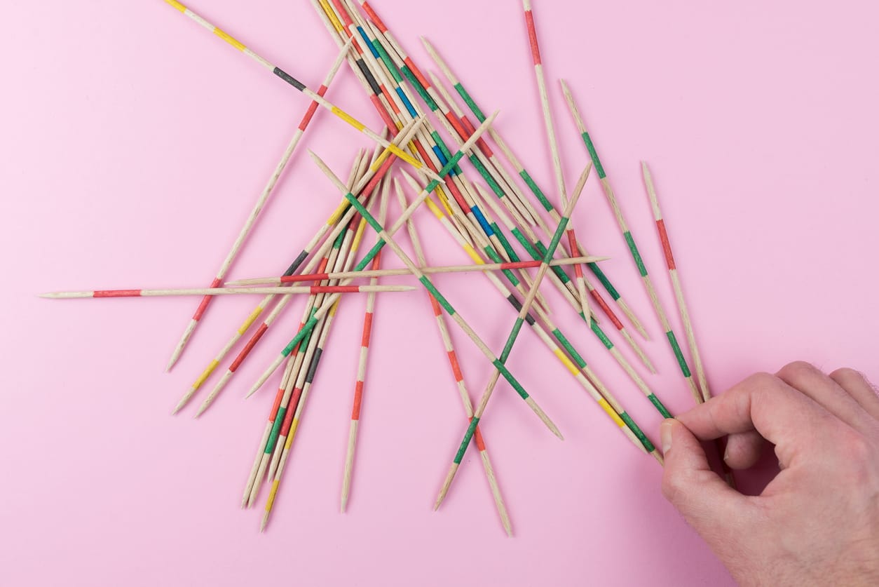 Mikado-Stäbchen Auf Rosa Hintergrund Bei Einer Weltreise-Party